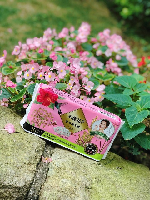 木槿花草本暖宮衛生棉呵護妳的好朋友 木槿花草本暖宮衛生棉在公園外拍