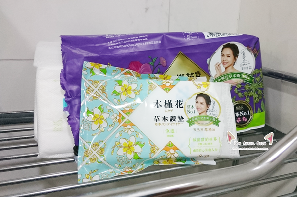 木槿花草本暖宮衛生棉和草本涼感護墊 木槿花草本暖宮衛生棉和草本涼感護墊放在架子上