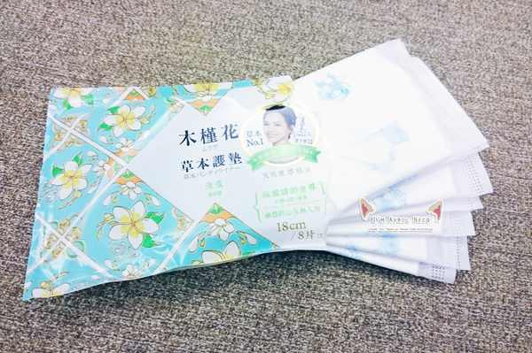 木槿花草本涼感護墊8入 木槿花草本涼感護墊打開後8入散開