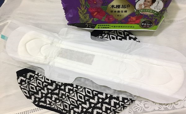木槿花草本暖宮衛生棉展開 木槿花草本暖宮衛生棉打開內部構造
