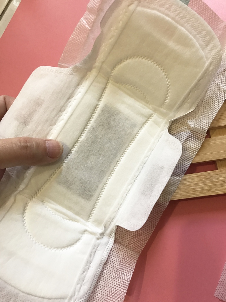 木槿花暖宮衛生棉實驗圖-1 木槿花暖宮草本衛生棉展開圖中間內部有中藥成分