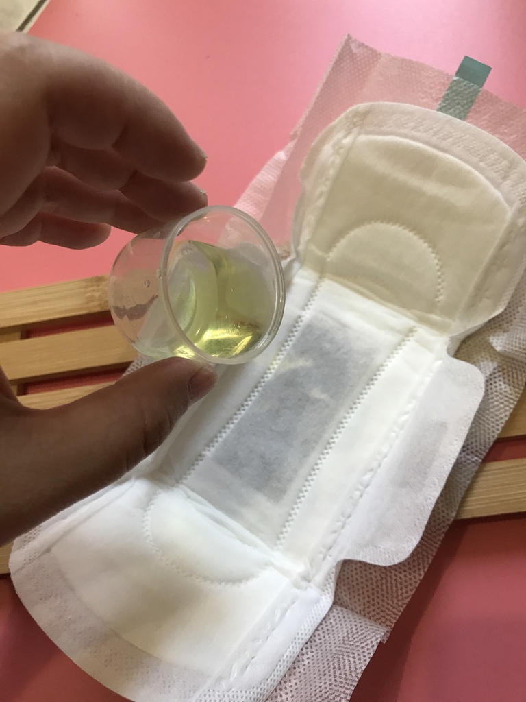 木槿花暖宮衛生棉實驗圖-2 木槿花暖宮衛生倒入洗潔劑測試圖片,等待10分鐘