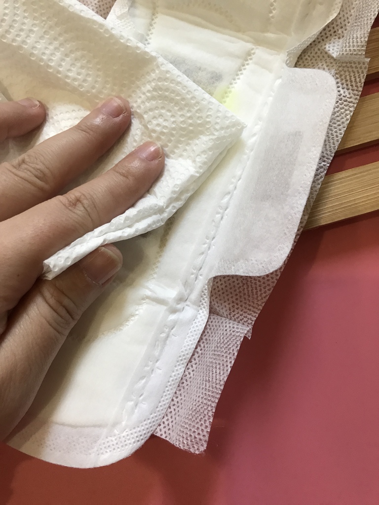 木槿花暖宮衛生棉吸收力超強，衛生紙上沒有洗潔劑